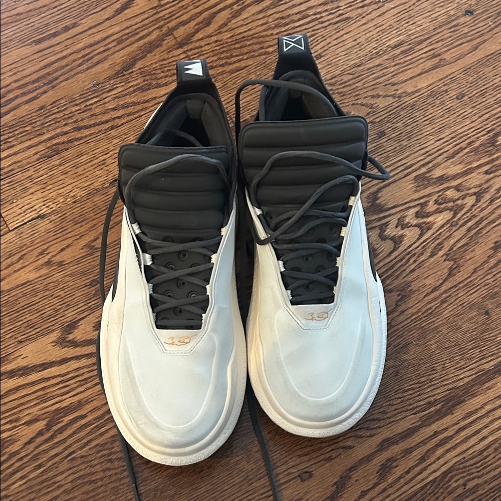 Wow 11 way of wade Black and White